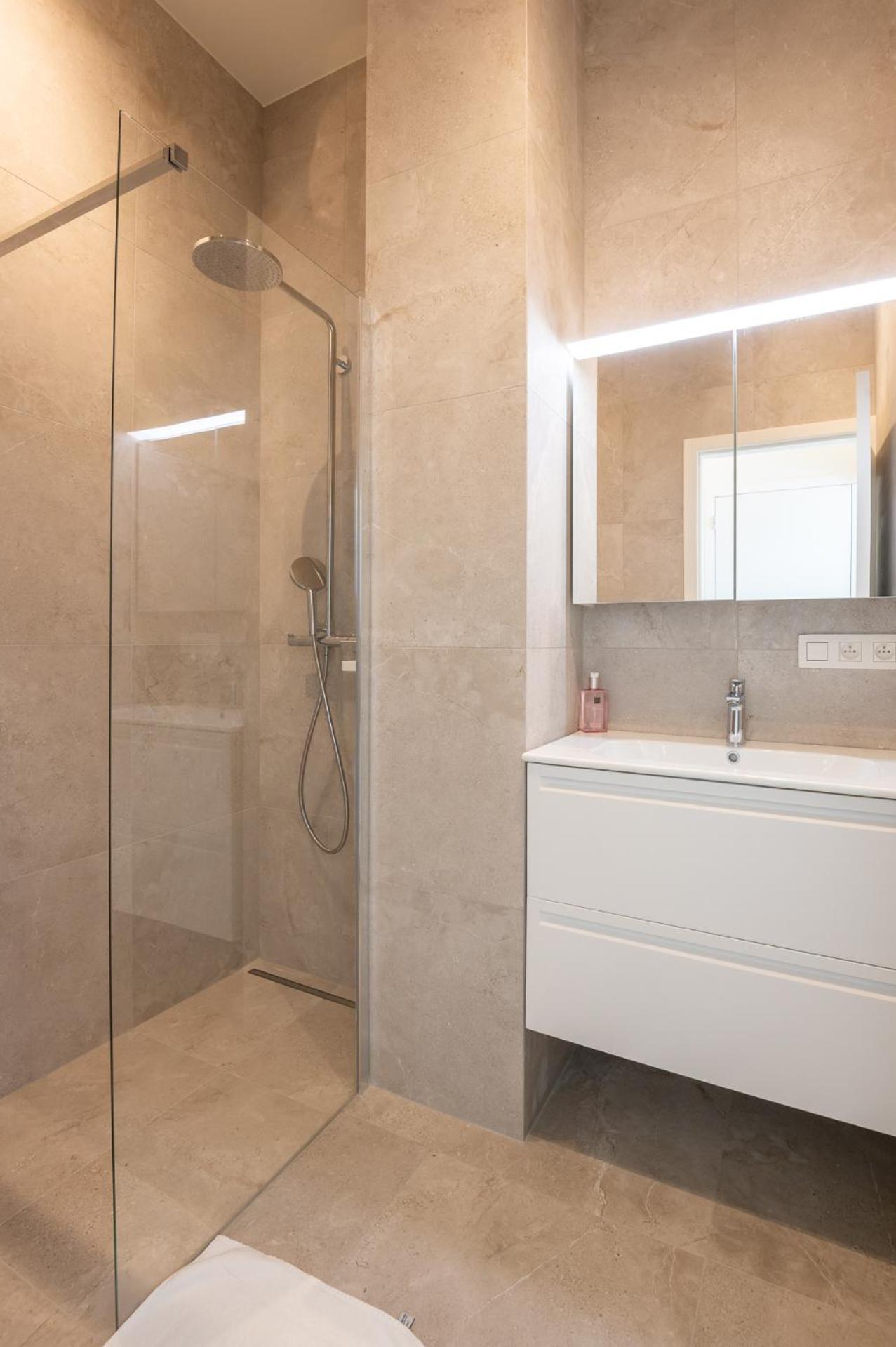 Beautiful Renovated Apartment In An Authentic Building Остенде Екстериор снимка